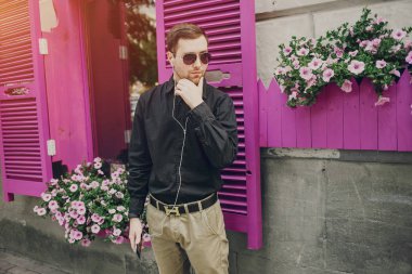 şehirde dolaşan adam