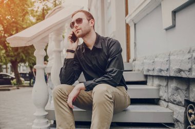 şehirde dolaşan adam