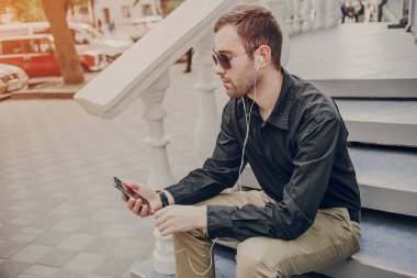 şehirde dolaşan adam