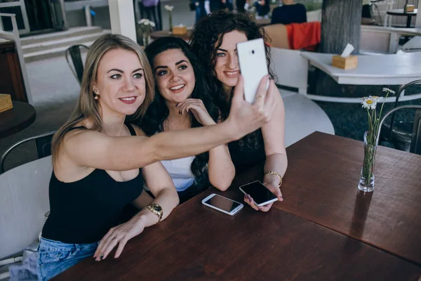 Tres hermosas chicas — Foto de Stock