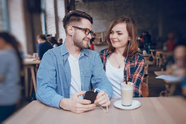 Pareja cariñosa en un café —  Fotos de Stock