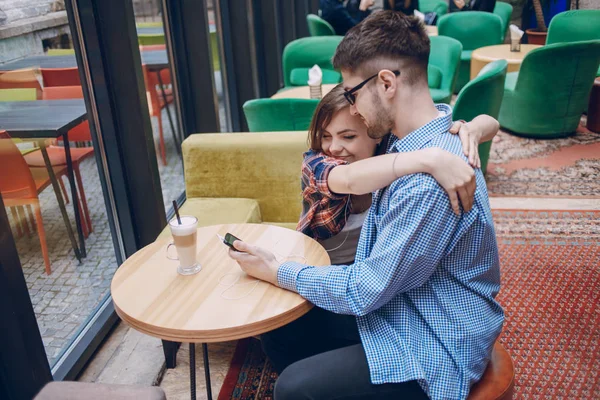 Pareja cariñosa en un café — Foto de Stock