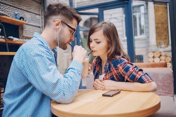 Pareja cariñosa en un café — Foto de Stock