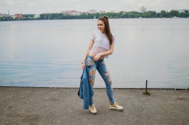 Bir yürüyüşte şık kız