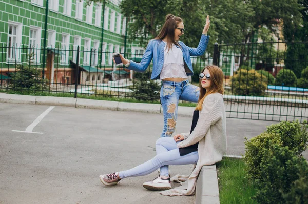 Stijlvolle meisje op een wandeling — Stockfoto