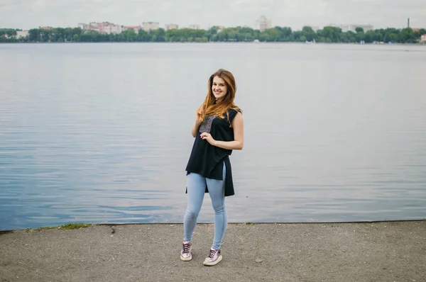 Stijlvolle meisje op een wandeling — Stockfoto