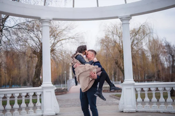 Pareja enamorada en primavera —  Fotos de Stock