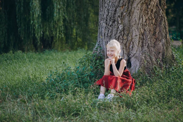 Menina no parque — Fotografia de Stock