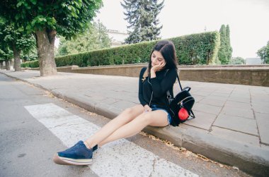 Kız şehirde yürüyüş