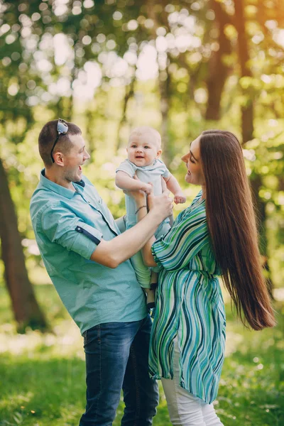 Familia en un paseo — Foto de Stock