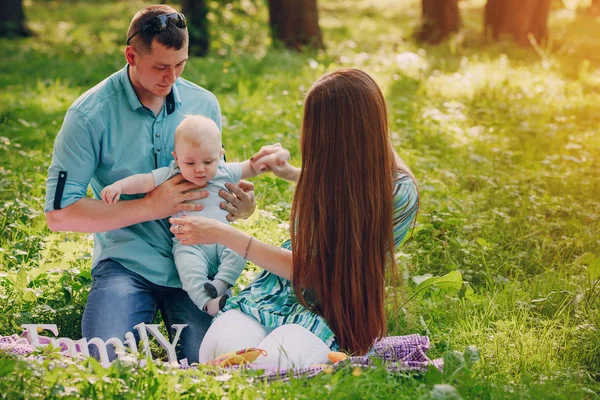 Familia en un paseo — Foto de Stock