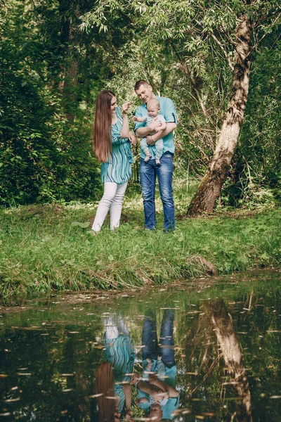 Familjen på en promenad — Stockfoto