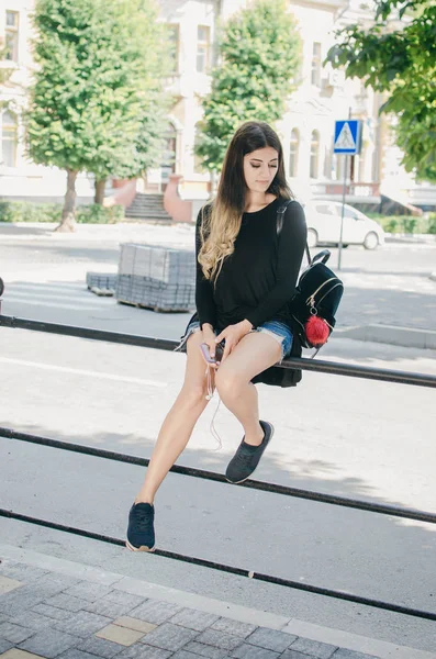 Chica caminando en la ciudad — Foto de Stock