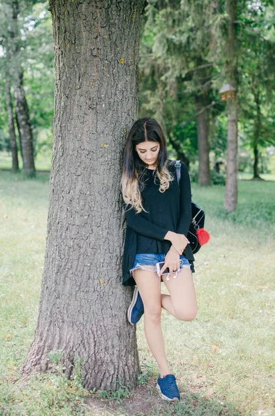 Menina andando na cidade — Fotografia de Stock