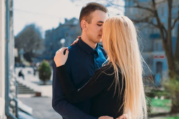 Nádherný pár na ulici — Stock fotografie