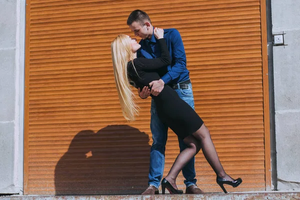 Hermosa pareja en la calle —  Fotos de Stock