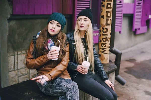 Hermosas chicas de moda al aire libre — Foto de Stock