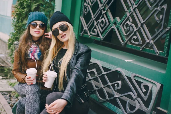 Meninas de moda bonita ao ar livre — Fotografia de Stock