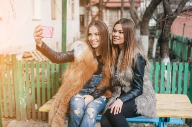 Genç modeller kürklü mantolar