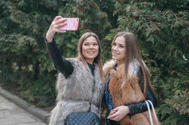 Genç modeller kürklü mantolar