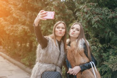 Genç modeller kürklü mantolar