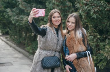 Genç modeller kürklü mantolar