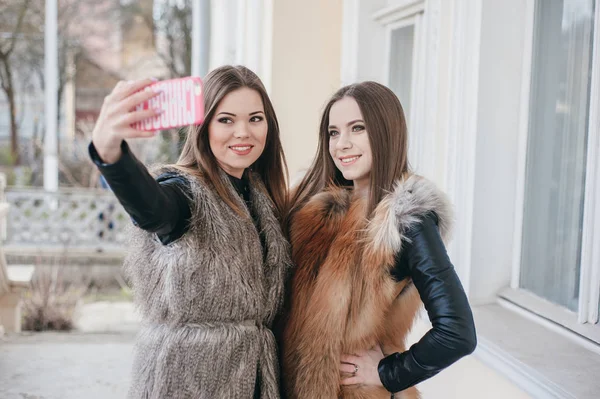 Junge Models in Pelzmänteln — Stockfoto