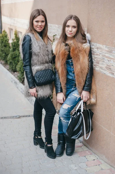 Meninas bonitas na rua — Fotografia de Stock