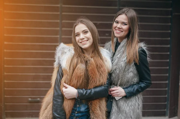 Mooie meisjes op straat — Stockfoto