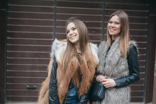 Belle ragazze per strada — Foto Stock