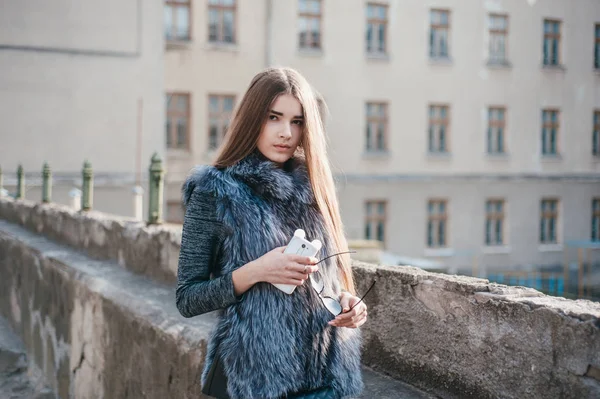 Meisje met telefoon — Stockfoto