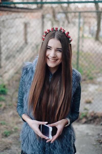 Fille avec téléphone — Photo