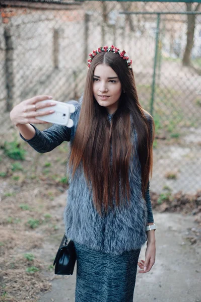 Menina com telefone — Fotografia de Stock