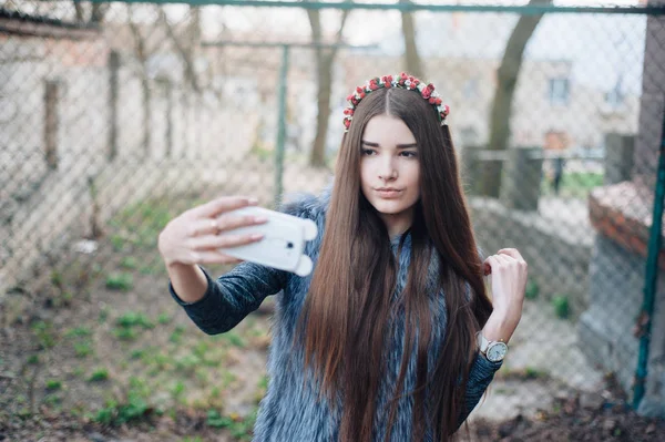 Mädchen mit Handy — Stockfoto