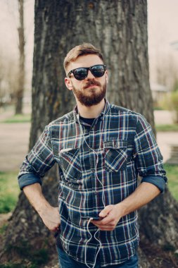 Adam aracı ve gözlük