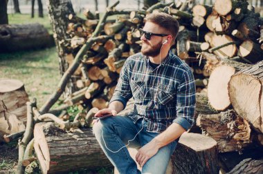 Adam aracı ve gözlük