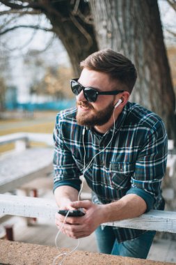 Adam aracı ve gözlük