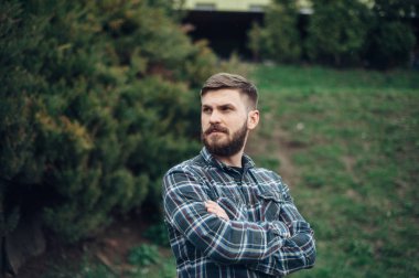 Adam aracı ve gözlük