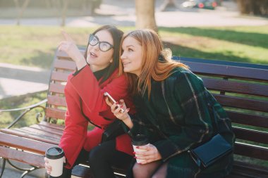 İki kız ile becerikli alet