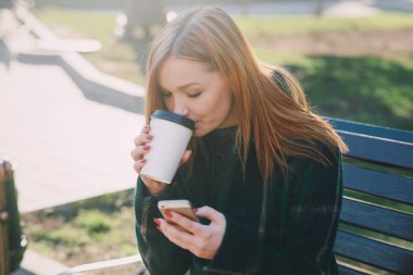 İki kız ile becerikli alet