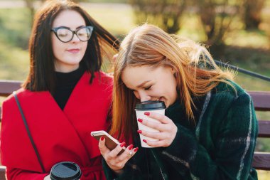 İki kız ile becerikli alet