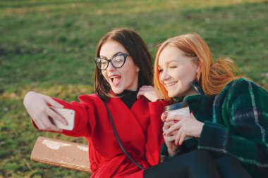 İki kız ile becerikli alet