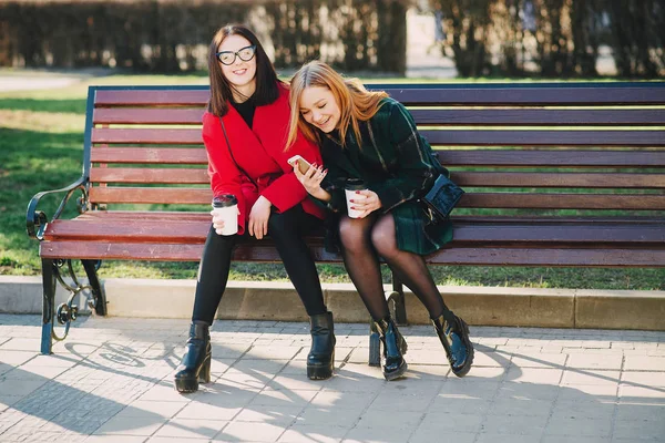 Twee meisjes met gadget — Stockfoto