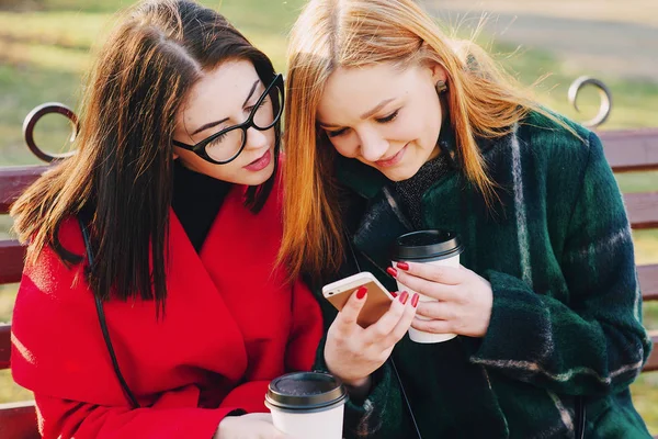 Zwei Mädchen mit Gadget — Stockfoto