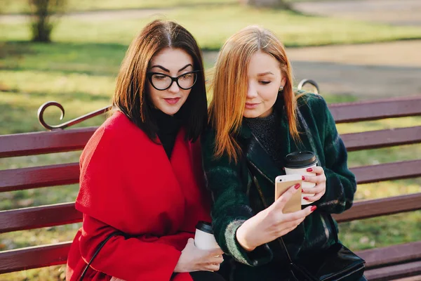 Zwei Mädchen mit Gadget — Stockfoto