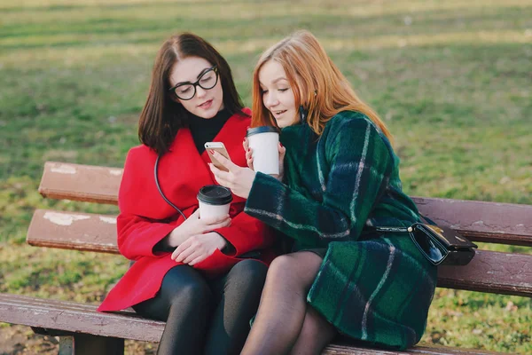 Zwei Mädchen mit Gadget — Stockfoto