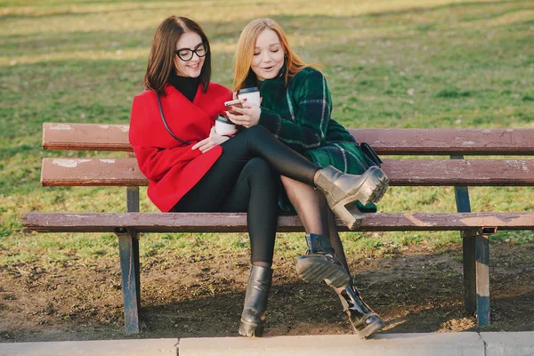 Twee meisjes met gadget — Stockfoto