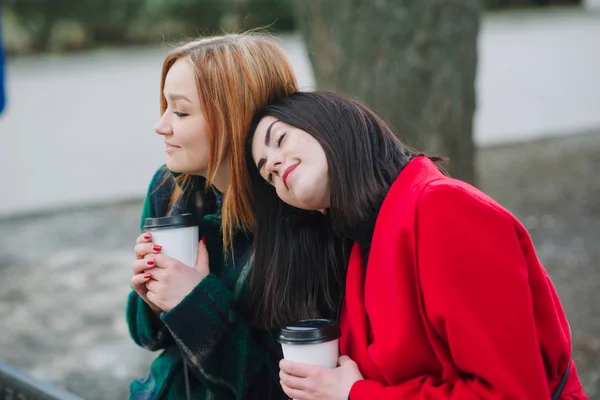 Zwei Mädchen mit Gadget — Stockfoto