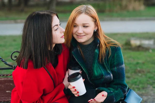 Twee meisjes met gadget — Stockfoto