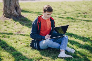 Becerikli alet ile adam